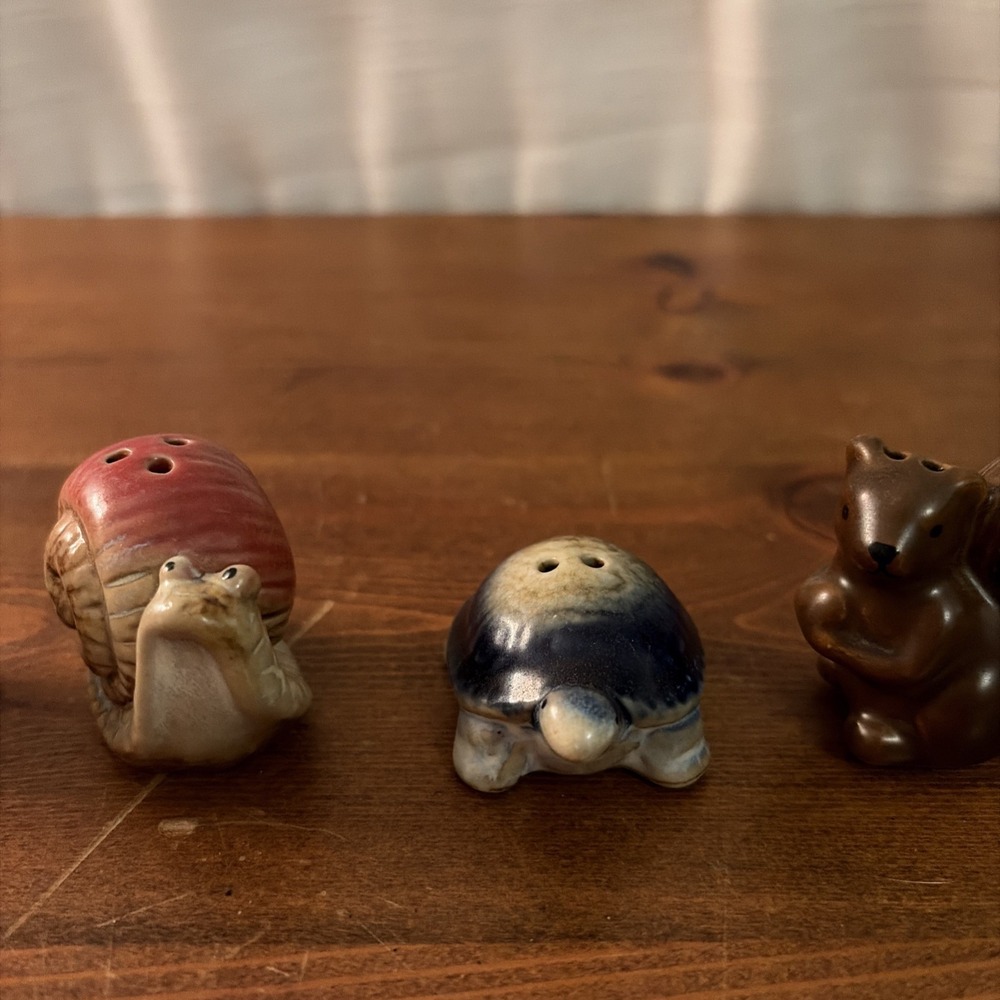Lot of 6 Single Mismatched Salt/Pepper Shakers - Picture 5 of 7